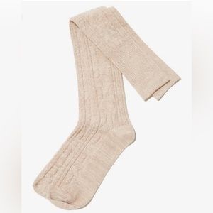 Pudus Sweater Socks
Size
FIT 6-10 (ONE SIZE)